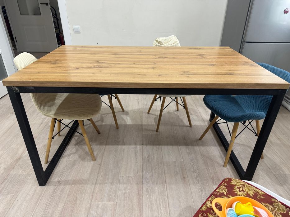 Срочно Продам столы и диванчики для гостей