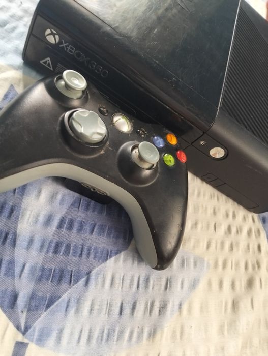 Vând Xbox 360 cu consolă
