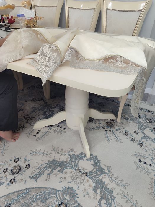 Стол , стулья  в гостиной