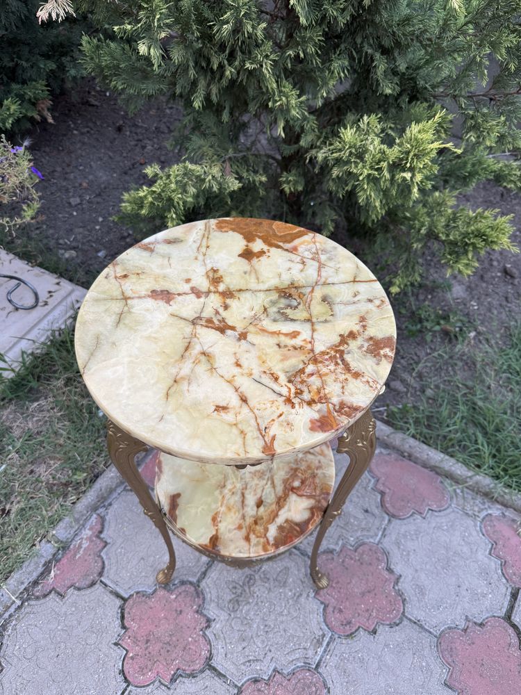 Masuta din bronz cu doua blaturi de onix