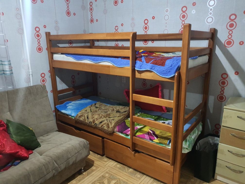 Продам двухъярусную кровать из дерева
