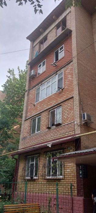 Продаётся  срочно  1 в2 комнатная квартира.