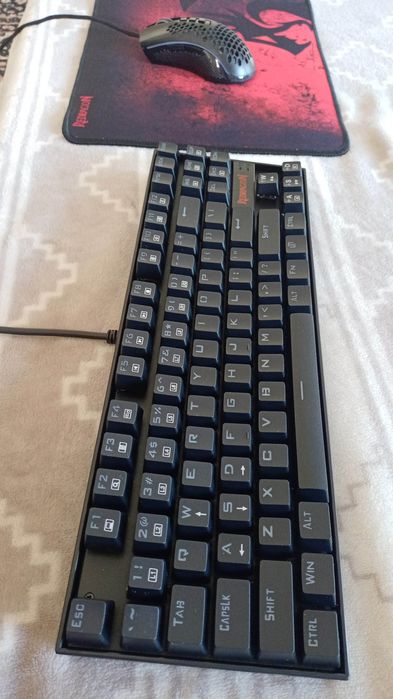 Клавиаткра мишка и мат