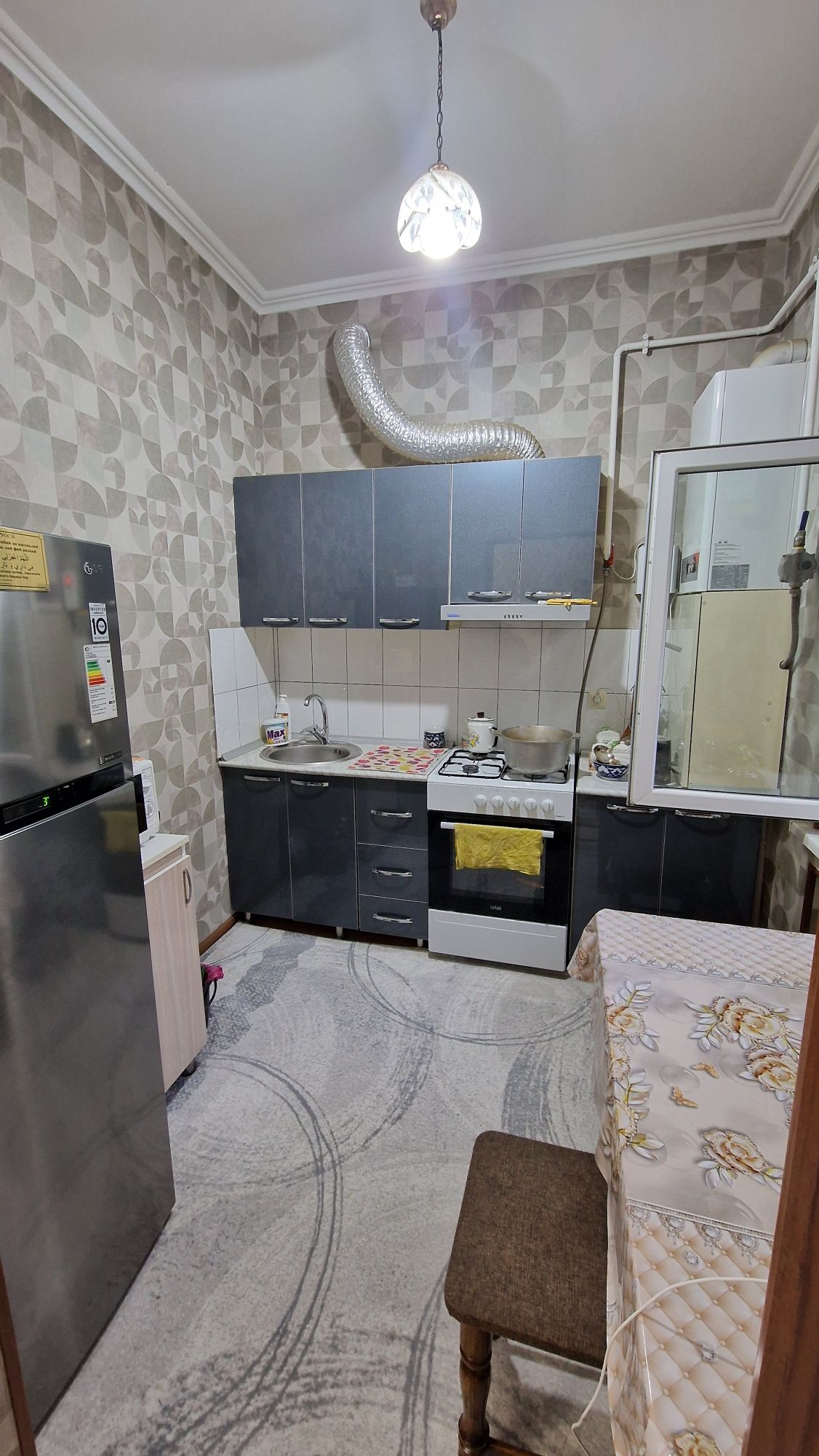 sergeli 6a  2 xona 1 etaj  uy sotiladi