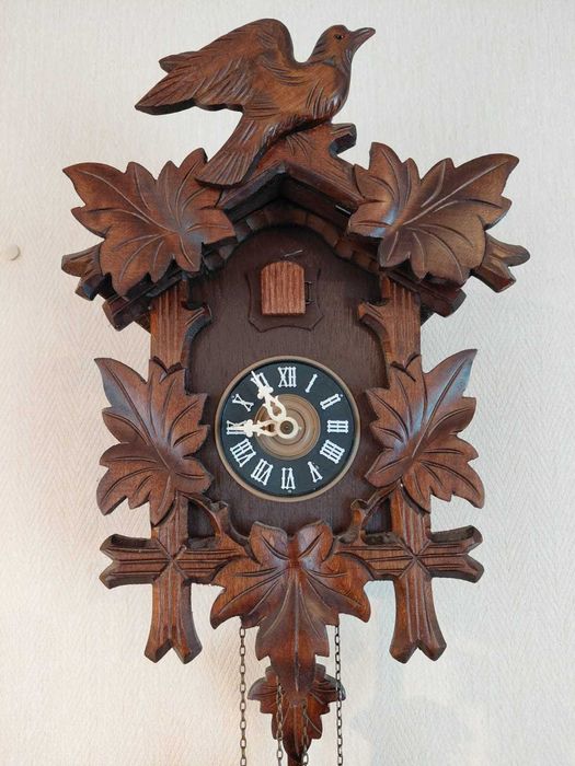 Ceas cu cuc din lemn de nuc