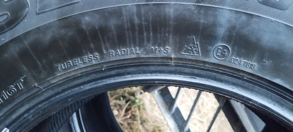 Продам зимние шины  Bridgestone 265/65/17