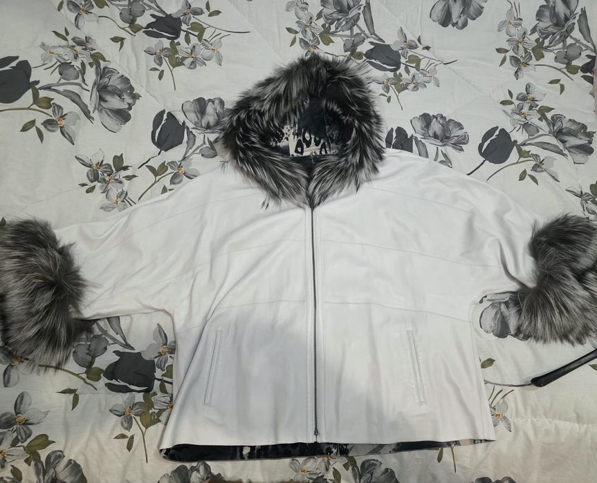 Продавам бяло яке , естествена кожа с гарнитура от сребърна лисица