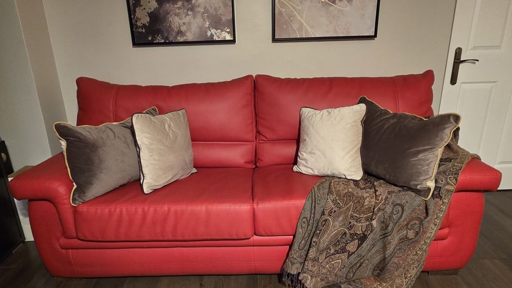 Set living: canapea, fotoliu, măsuță cafea, masa cu 4 scaune