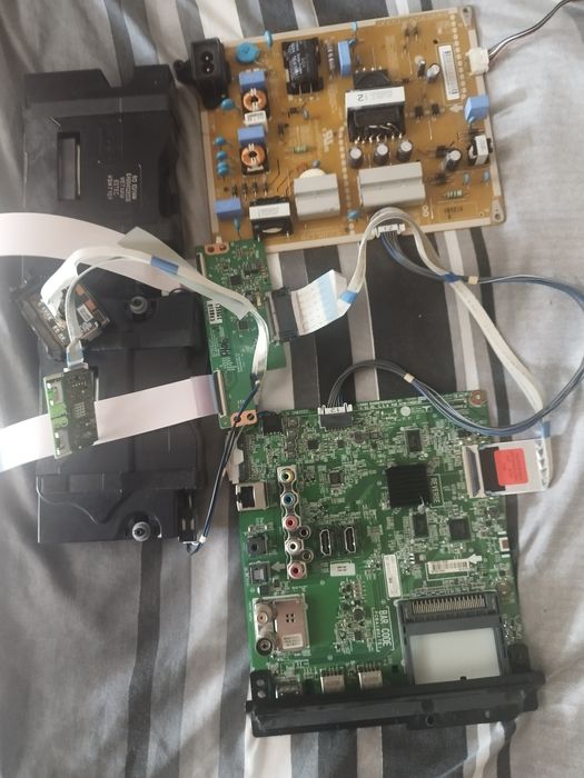 Placa baza LG 108 cm în stare de funcționare.