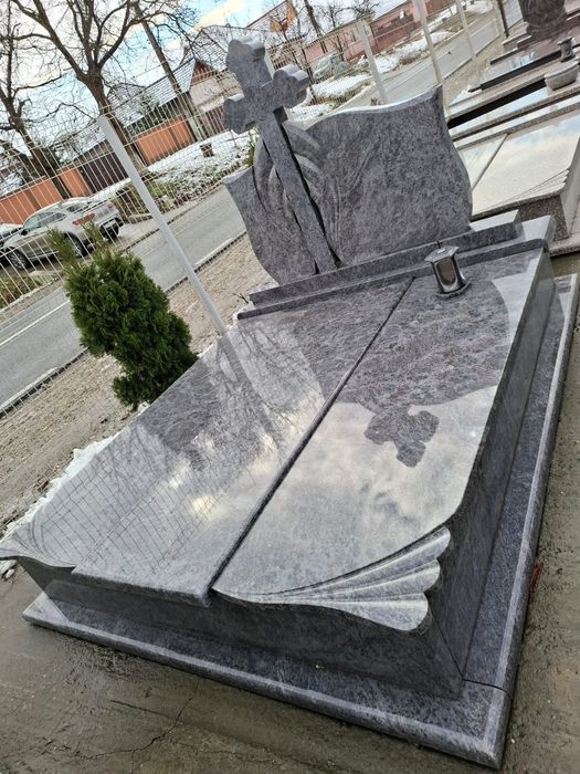Monumente funerare