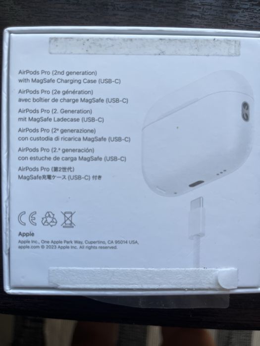 AirPods Pro (a 2-a generație) cu carcasă de încărcare MagSafe (USB-C).