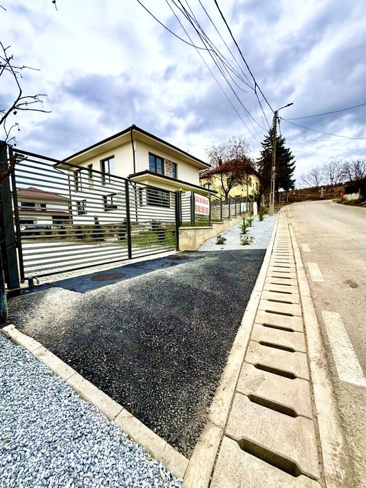 Casa individuala;193 mp desfasurati+ 2 parcari amenajate si curte