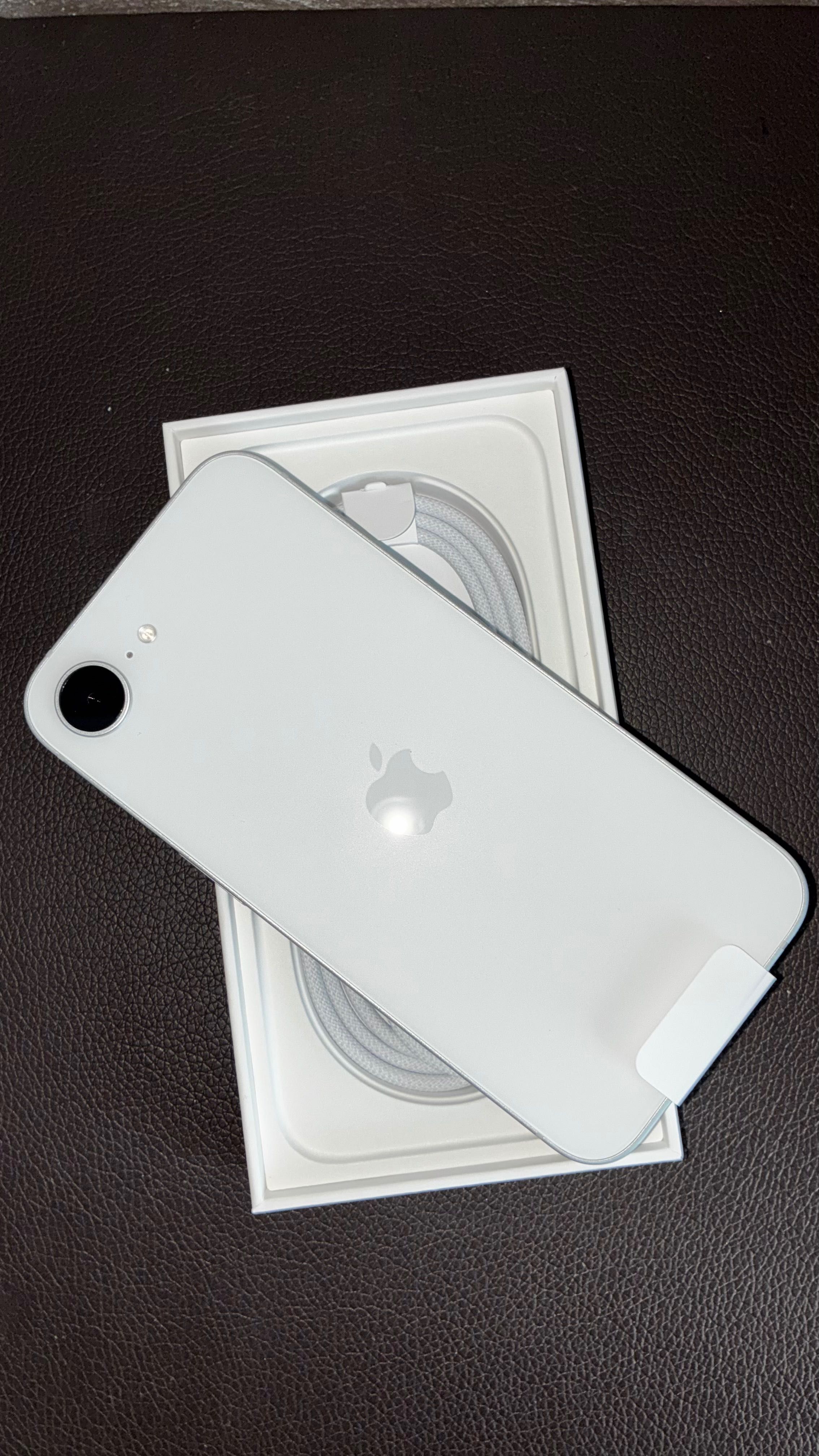 iPhone 16e 128GB (чисто нов не ползван)