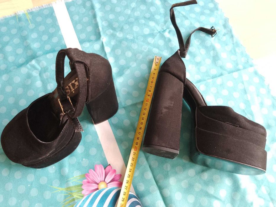 Продавам маркови дамски обувки на висок ток. Не носени.№35 .