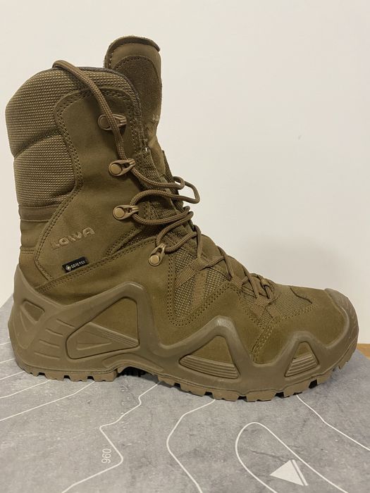 Vand bocnaci lowa cu goretex incaltati de 2-3 ori pentru cateva ore .