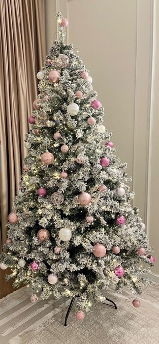 Продам елка с эффектом снега и игрушками