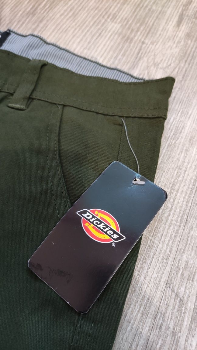 Нов панталон Dickies 32 size