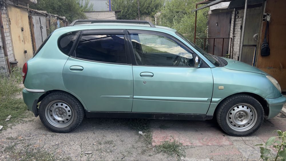 Toyota Duet машина на полном ходу,экономичная