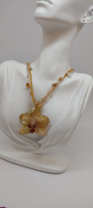 Колие с естествен цвят на орхидея.  Дължината е максимално 30 см