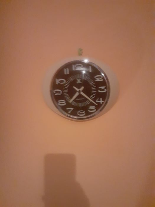 Ceas de perete fucțional culore albă