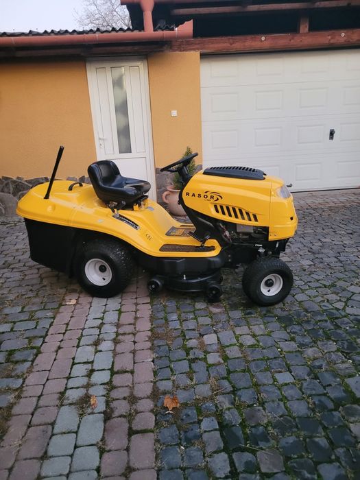 Tractoras tuns iarbă, gazon.