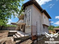 Триетажна вила/къща 270РЗП с 1050кв.м. двор село Леново обл.Пловдив
