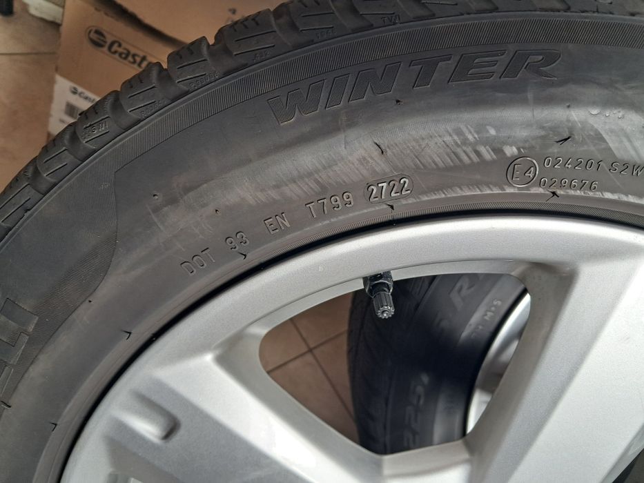 Продавам зимни гуми Pirelli 225 55 17 комлект с джанти 5х114,3