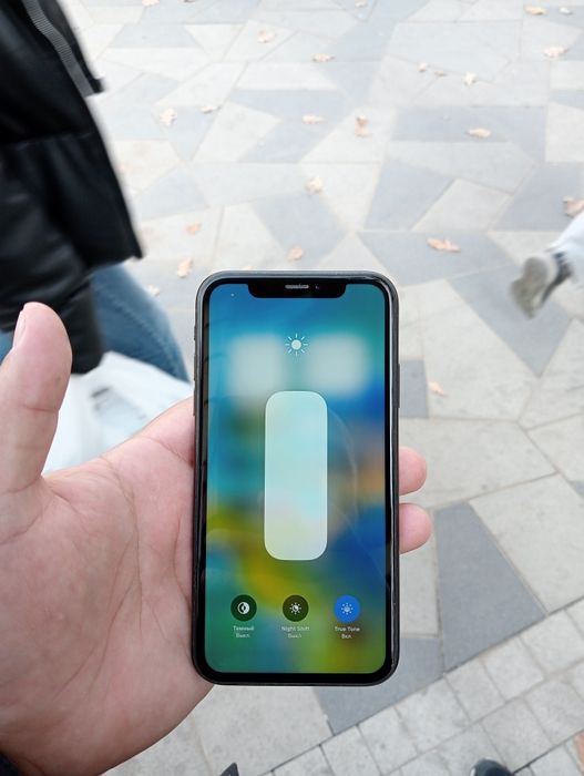 Продам телефон iPhone XR память 64гб состояние отлично