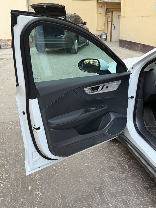 Honqi eqm 5 500 km full kraska toza