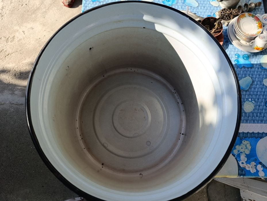 Кастрюля советская на 50 литров в нормальном состоянии,чистая.