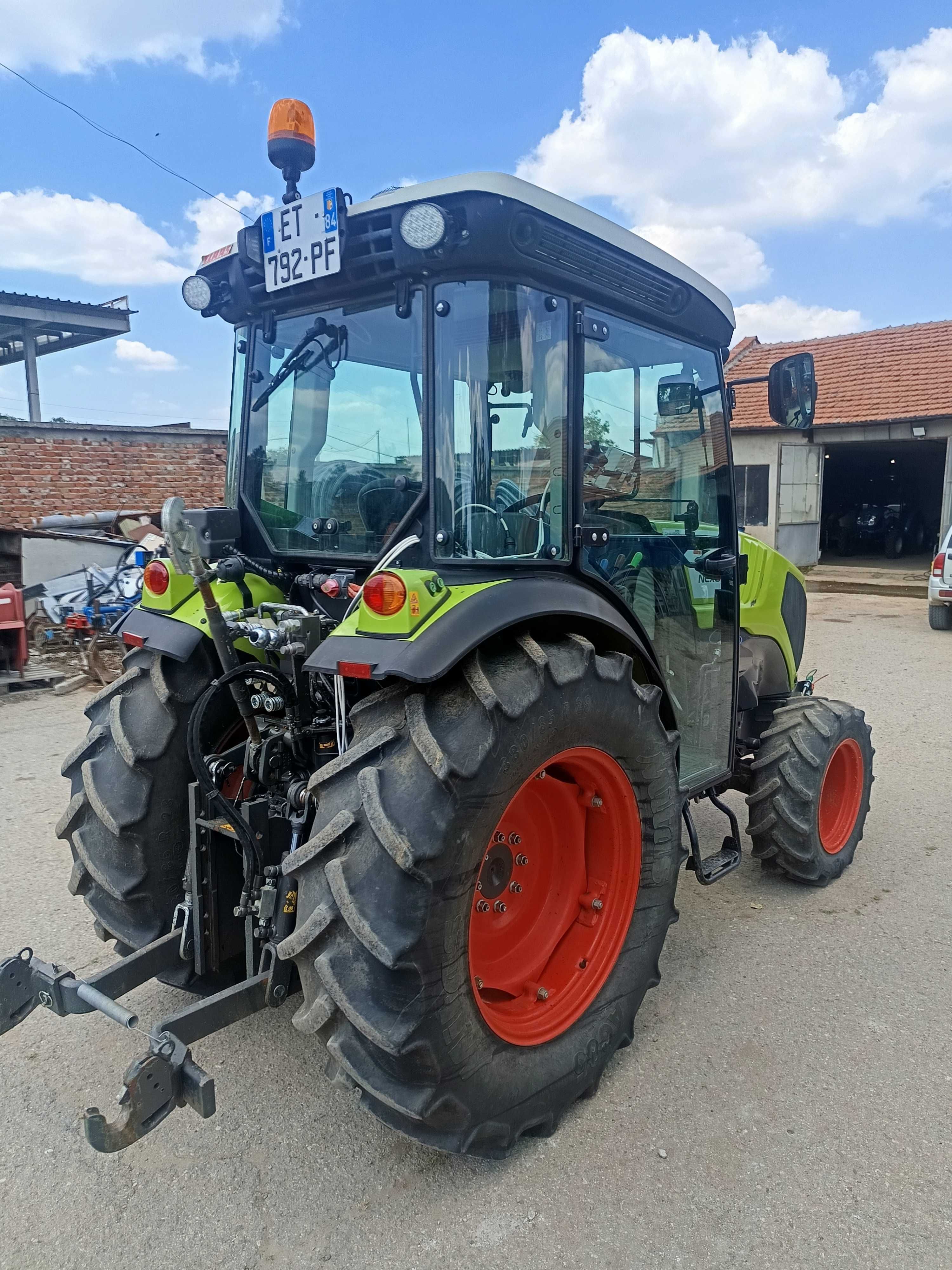 Продава лозаро овощарски трактор CLAAS NEXOS 230 VL