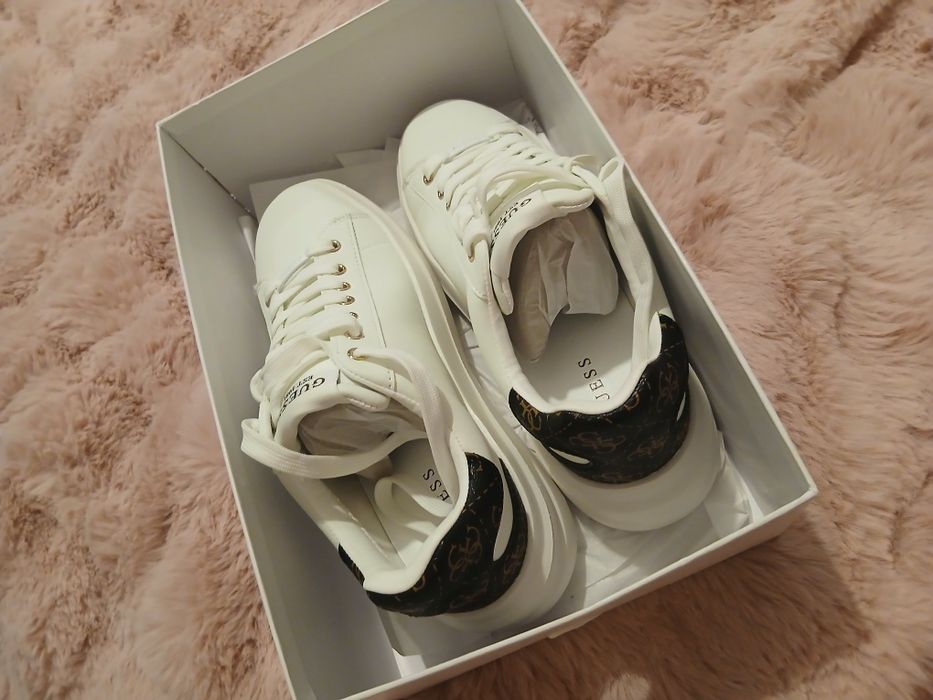 Vand adidași Guess