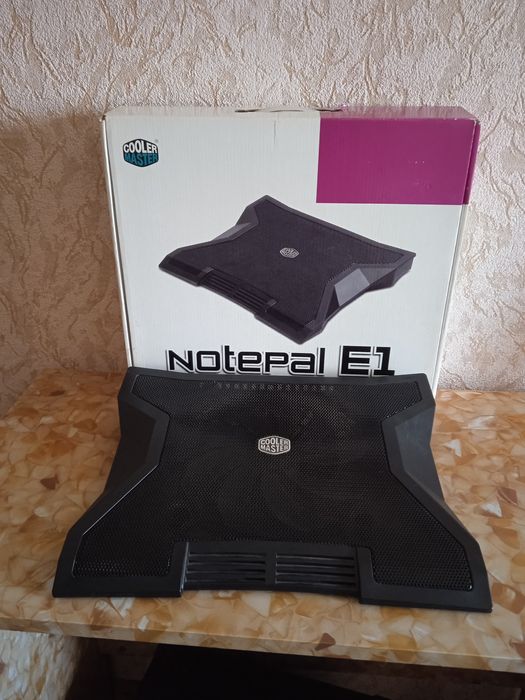 Продам подставку для ноутбука, cooler master, с активным охлаждением