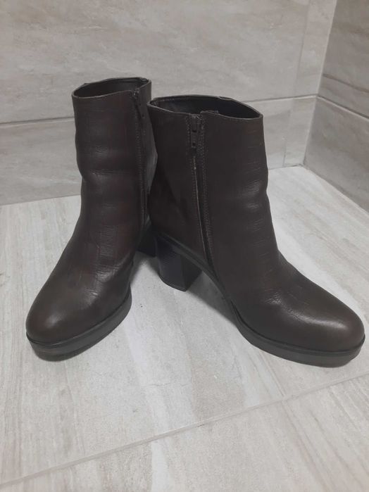 Vand / schimb botine piele