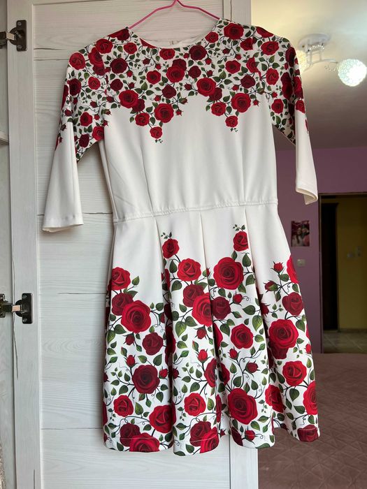 Момичешки рокли различни