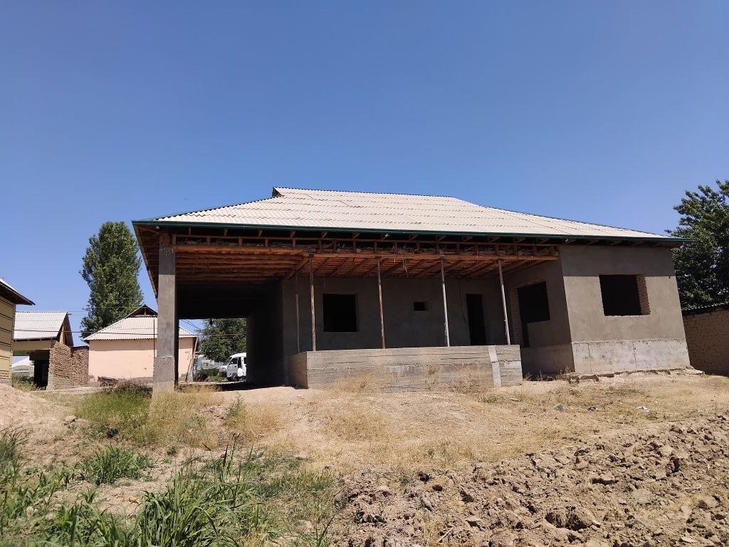Uy sotiladi Chinoz tumani Eshanobod MFY 30 sotiq 6 xonali uy