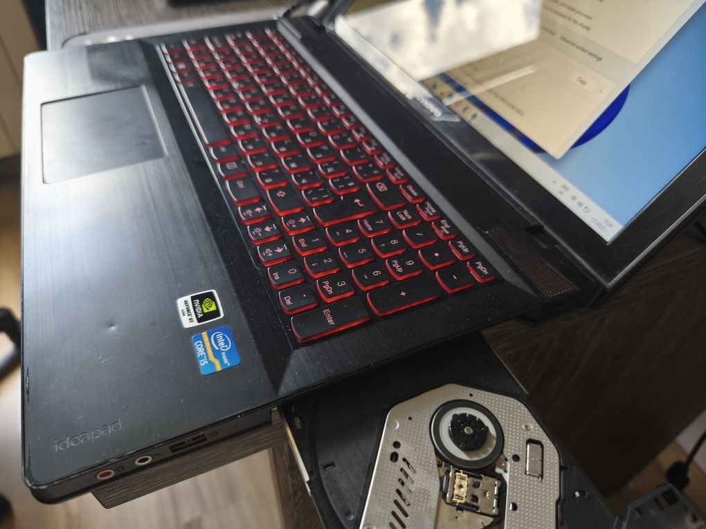 Lenovo Y500 лаптоп