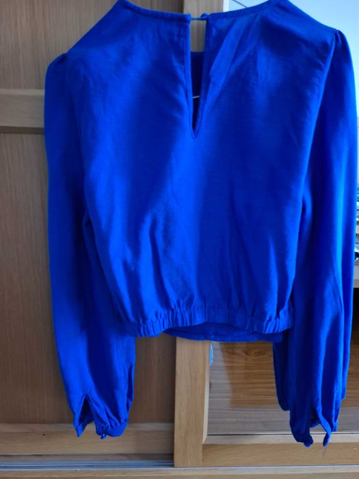 Esarfa rosie cu capse, fusta mini  alb/negru si bluza casual/ocazie