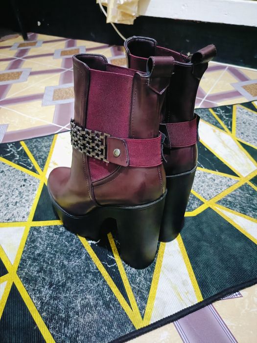 Încălțăminte cu toc