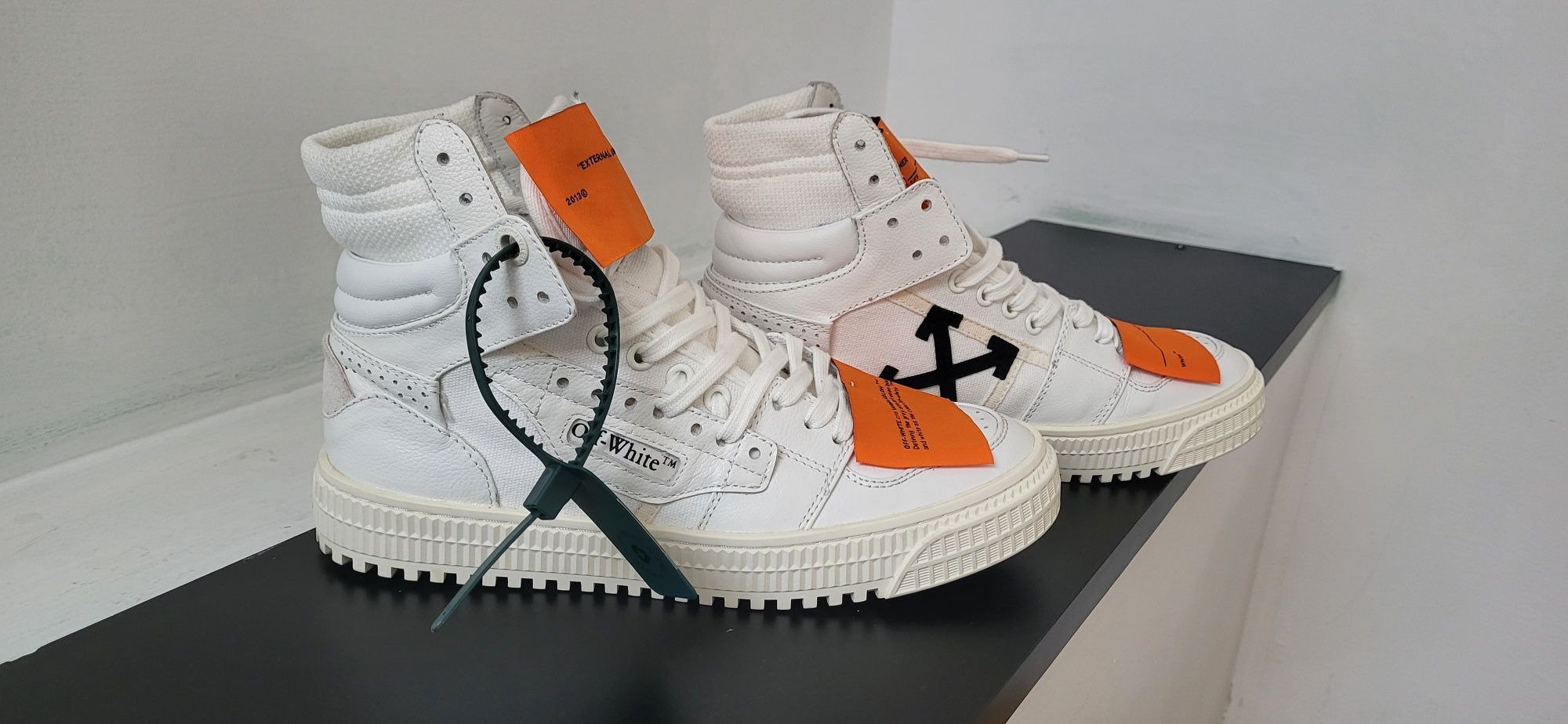Vând Off White Court 3.0