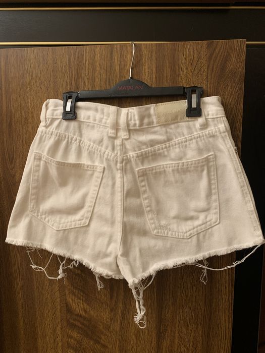 Женские джинсовые шорты белого цвета Pull&Bear