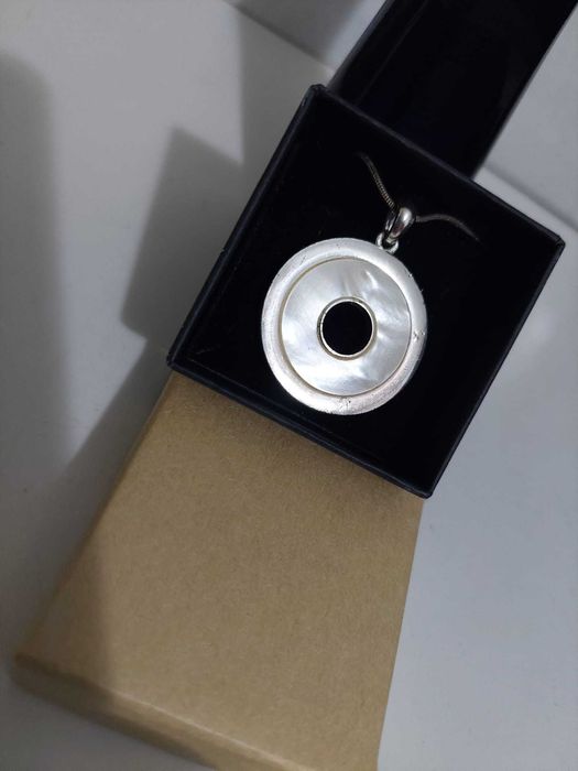 Lantisor cu pandantiv aspect marmura