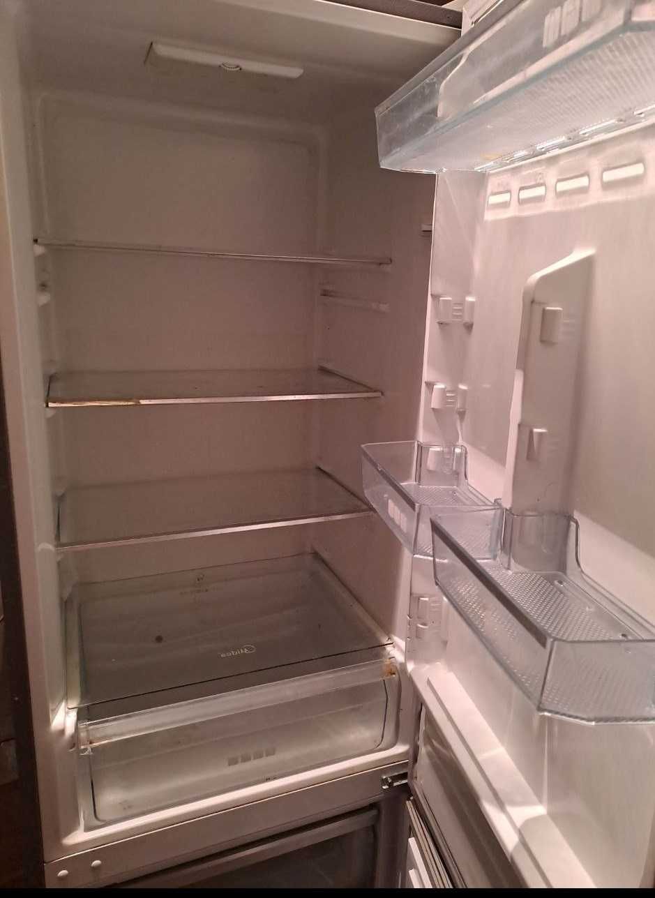 Срочно продаю Холодильник Midea