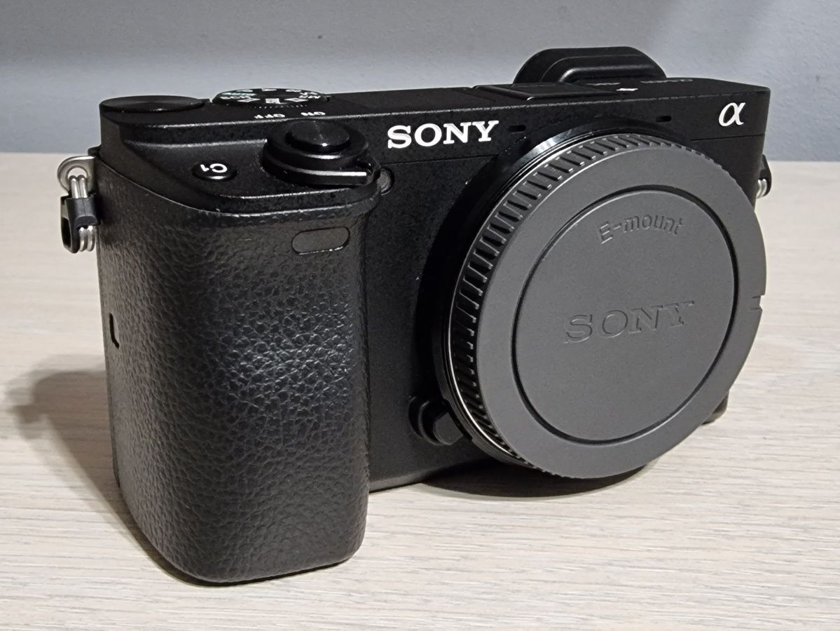 Sony a6400 body cu 6 acumulatori, încărcător dual, geantă sony