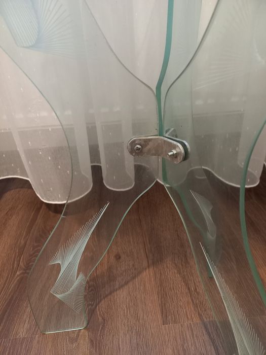 Masuta de sticla cu 3 picioare. Demontabila. Stare perfecta
Sticla are