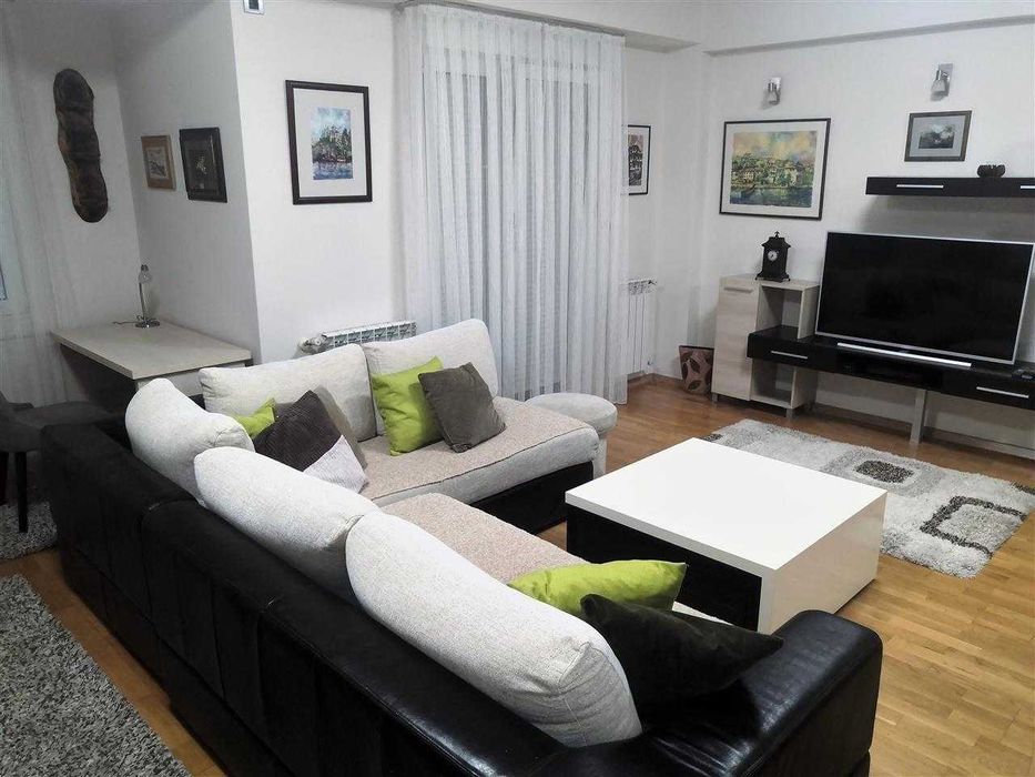 Дава се под наем Двустаен апартамент в Бургас, Център - 60 кв.м за 204 € - Снимка #1