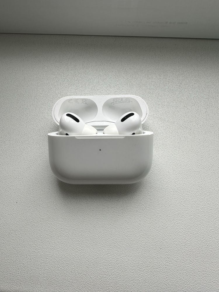 Apple AirPods Pro + зарядно, кутия и кейс