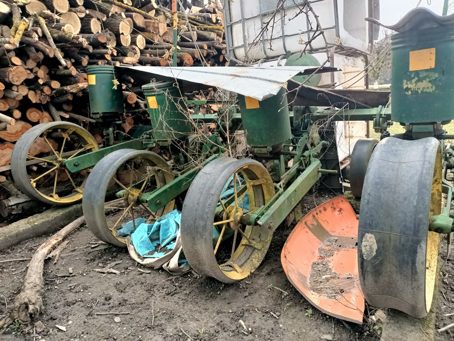 Vând semănătoare porumb John Deere