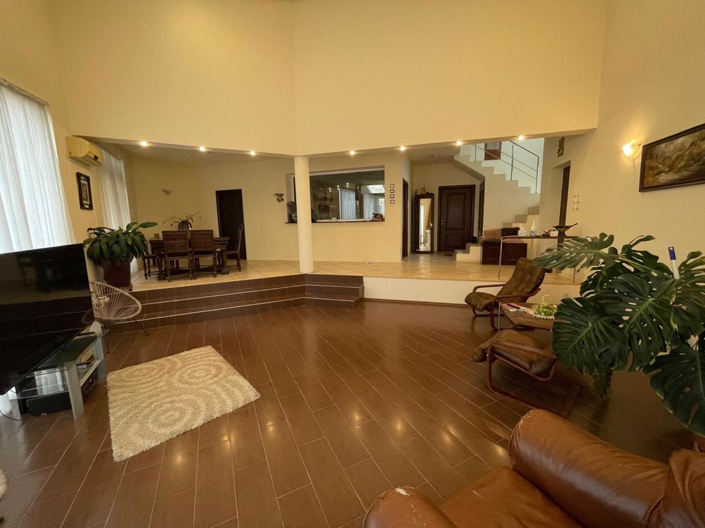 Casa str. General Gheorghe Anghelescu, sens giratoriu Bariera Valcii