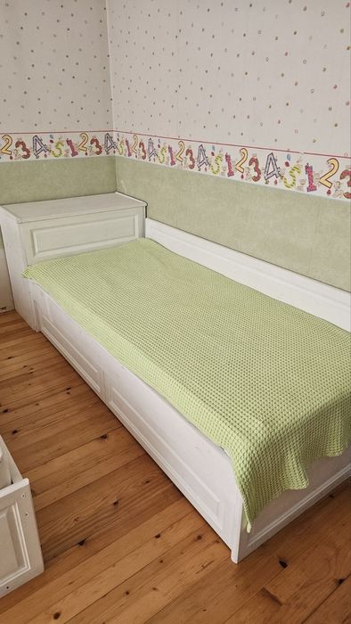 Две легла с ракла от масивна дървесина(бели)